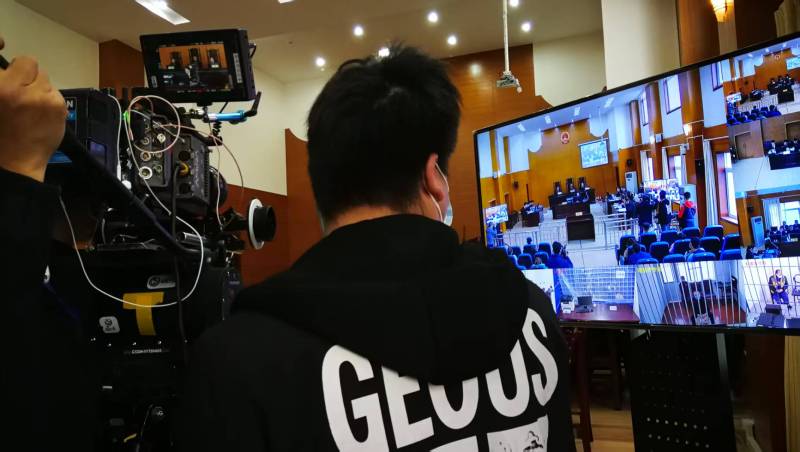 AI生成VS人工创意——新晃广告片拍摄公司的技术浪漫主义实践